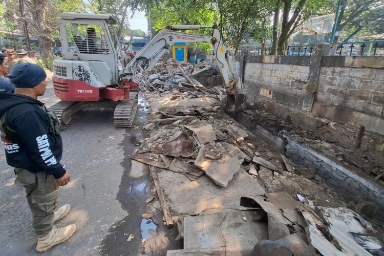 Pemprov Jabar Tertibkan Puluhan Bangunan Liar di Jalan Dr Rajiman Kota Bandung