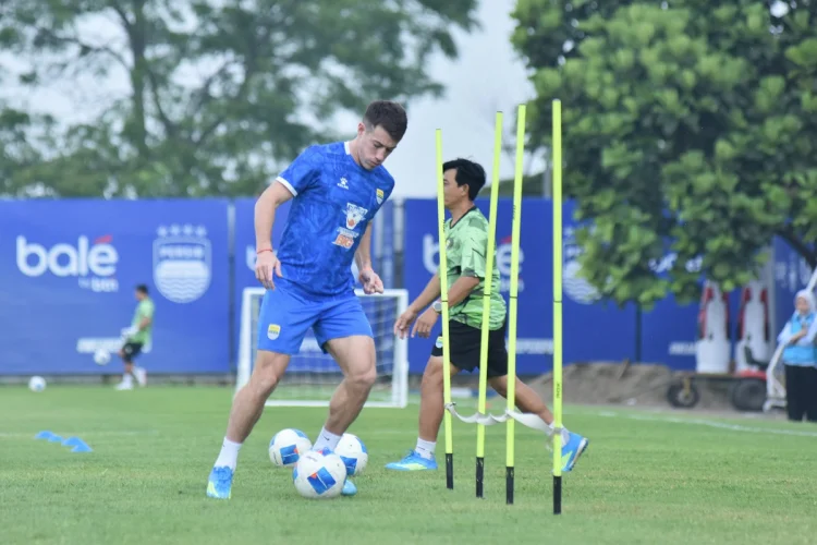 FOTO: Peralta Jalani Latihan Perdana Bersama Persib di Stadion GBLA