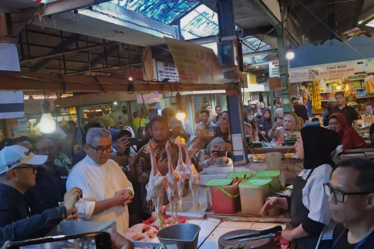 Permintaan Tinggi, Harga Ayam di Kota Bandung Hamoir Rp50 Ribu per Kilo
