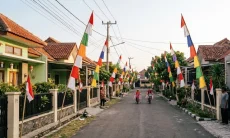 Pasang Atribut HUT ke-81 RI, PLN UID Jabar Ingatkan Warga Jaga Jarak Jaringan Listrik