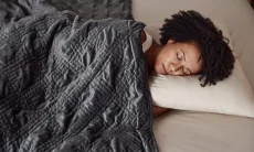 Benarkah Weighted Blanket Bantu Tidur Nyenyak? Ini Fakta Medis dan Risikonya