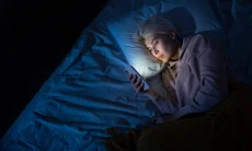 Studi: Cahaya Biru Ponsel Bukan Penyebab Utama Susah Tidur, Ini Faktanya