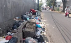 Sampah Menumpuk di Dekat Tiga SD, Bau Menyengat Ganggu Warga dan Aktivitas Belajar