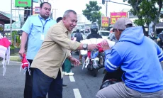 Diskominfo Bagikan Bendera Jelang Hari Kemerdekaan