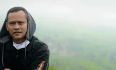 Meniti Jalan Kata, Mengabdi lewat Pena