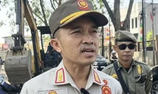 317 Bangunan Liar dan Reklame di Trotoar Jalan Kesambi Cirebon Dibongkar