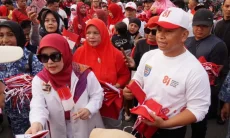 Sambut HUT Ke-81 RI, Pemkot Depok Bagikan Ribuan Bendera Merah Putih di CFD Margonda