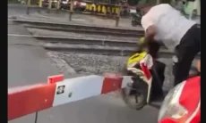 Tak Sabar Menunggu Kereta, Pemotor di Banyuraden Nekat Rusak Palang Pintu Perlintasan