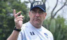 Robert Gerah Dituding Serakah
