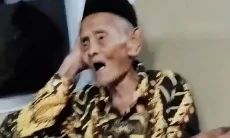 Viral Kakek Azan di Dalam Kereta Karena Dikira Hujan dan Petir
