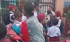 Gerbang Sekolah Dikunci Karena Siswa Terlambat, Orang Tua Murid di Medan Protes
