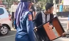 Jari Remaja Bandung Terjepit di Kursi Kayu, Damkar Turun Tangan