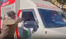Ambulans Tabrak Penonton Karnaval di Pinrang, Oknum Satpol PP Terekam Pukul Sopir