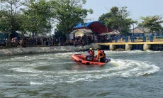 Tolong Istri yang Diduga Bunuh Diri, Ayen Terseret Arus Sungai di Karawang