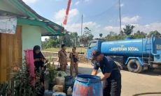 Sumur Mengering, Warga Desa Cikubang Rela Antre Air Bersih