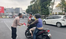 Seratus Bendera Merah Putih Dibagikan Bhabinkamtibmas Polsek Tawang Jelang HUT ke-81