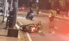 ​Viral! Pria Tanpa Busana Ngamuk dan Pukuli Pengendara di Lenteng Agung