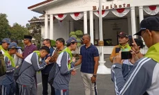 Puluhan Siswa SMA IT Insantama Long March ke Cianjur, Jenal Berikan Motivasi