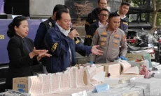 Ini Ciri-ciri Meterai Palsu, Dijilat Bagian Belakangnya Tapi Tidak Nempel 