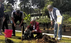 Ribuan Mahasiswa  Menanam Pohon