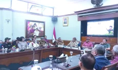 Delapan Puluh Satu Tahun Menimbang Arah