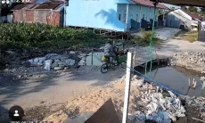 Jembatan Patah, Tukang Bakso Terperosok ke Galian Proyek Gorong-Gorong