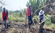 Kemenhut Fokus Basahi Lahan Gambut Terbakar di Ring 1 Bandara Syamsudin Noor