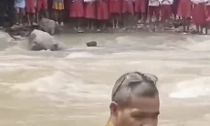 Nyanyikan Yel-yel, Siswa SDN Oelbaf TTU Sambut Kepala Dinas Pendidikan di Tepi Sungai