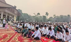 3.000 Warga Palembang Salat Istisqa di Tengah Kabut Asap Karhutla