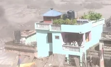 Mencekam! Detik-Detik Satu Keluarga Selamat dari Banjir Bandang Nepal di Atas Rumah