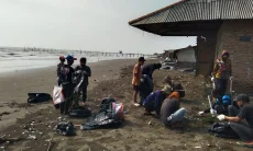 Warga Cemarajaya Kompak Bersihkan Butiran Minyak di Sepanjang Pantai