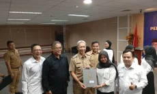 Pemkot dan Dewan Serahkan Ijazah Bagi Pelajar Prasejahtera