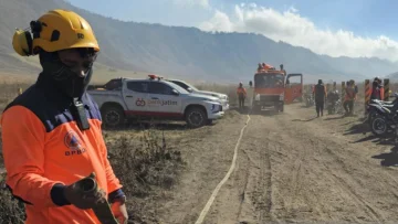 Bromo Menghitam, Alam Menanti Sentuhan Hujan