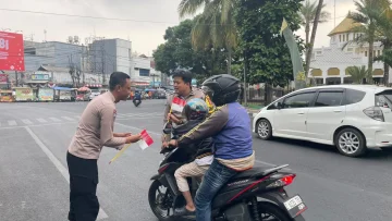 Seratus Bendera Merah Putih Dibagikan Bhabinkamtibmas Polsek Tawang Jelang HUT ke-81