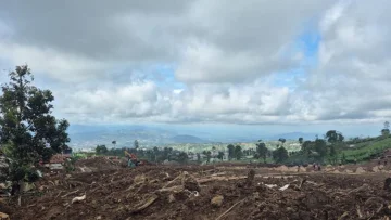 Api Pergi Longsor Menanti