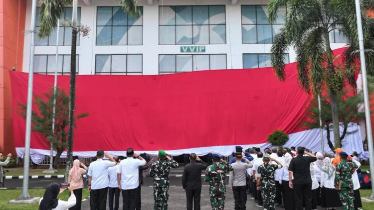 Bendera Raksasa di Pakansari