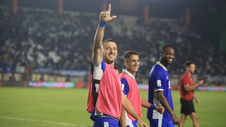 Persib vs Persebaya: Euforia Pembuka