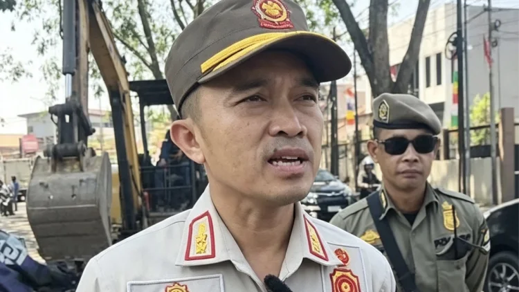 317 Bangunan Liar dan Reklame di Trotoar Jalan Kesambi Cirebon Dibongkar