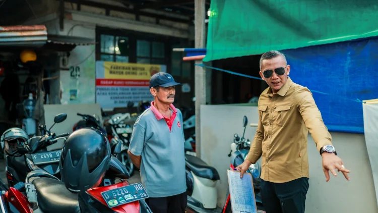 Jenal Mutaqin Ancam Segel Usaha Penitipan Motor yang Parkir di Trotoar
