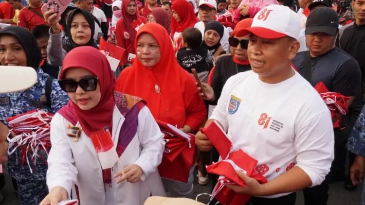Sambut HUT Ke-81 RI, Pemkot Depok Bagikan Ribuan Bendera Merah Putih di CFD Margonda