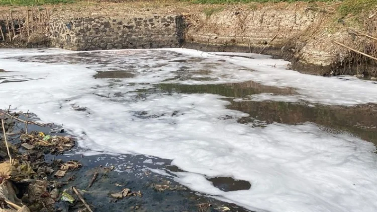 Air Sungai Cihaur Padalarang Berubah Merah dan Berbau, DLH Terjunkan Tim PPLH