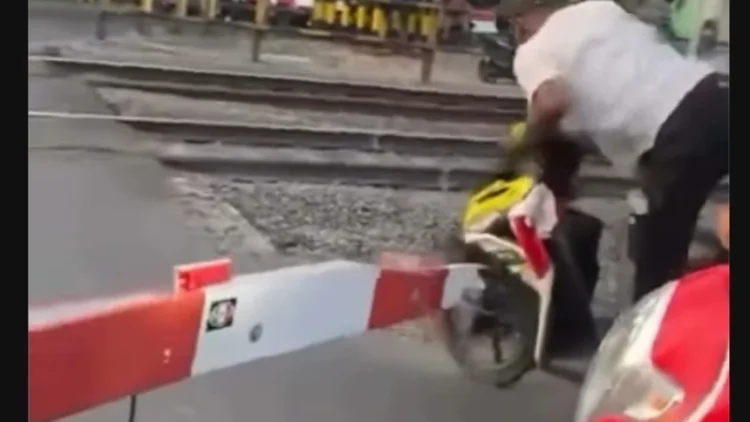 Tak Sabar Menunggu Kereta, Pemotor di Banyuraden Nekat Rusak Palang Pintu Perlintasan