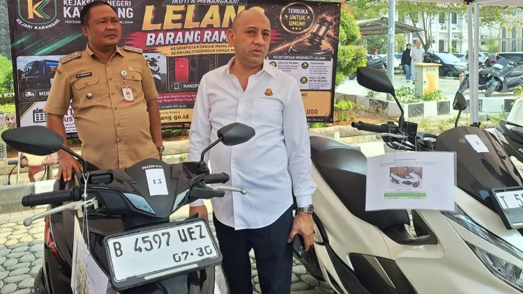 Kejari Karawang Lelang Sejumlah Barang Rampasan Negara Senilai Miliaran Rupiah