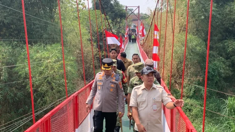 Kodim 0604 Karawang Bangun Jembatan Bantu Ratusan Warga Yang Terisolir