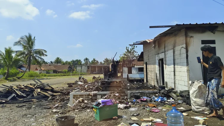 Asrama Santri Dilalap Api