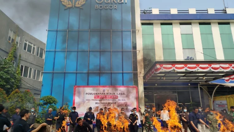 Bea Cukai Bogor Musnahkan 10,2 Juta Rokok Ilegal Senilai Rp15,2 Miliar