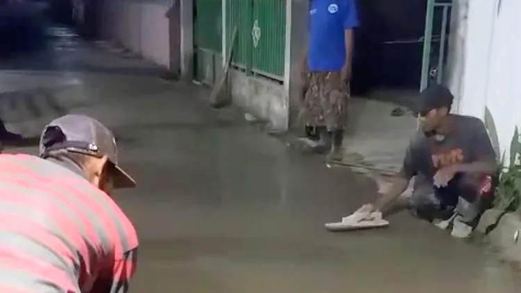 Warga Citapen KBB Kumpulkan Rp40 Juta untuk Cor Jalan Rusak
