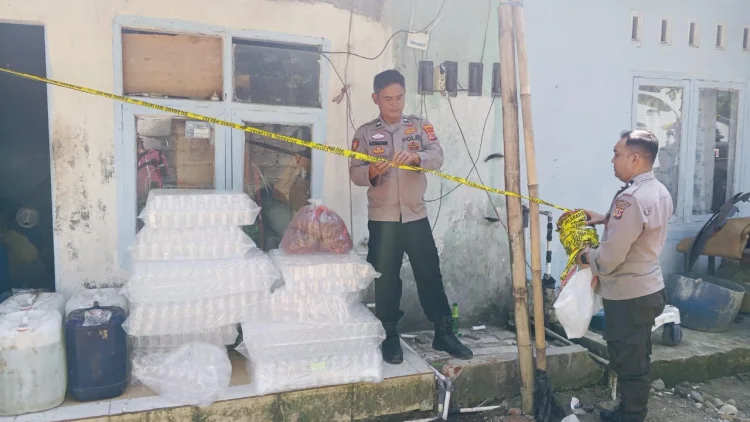 Polisi Gerebek Rumah di Cibeureum Tasikmalaya, 500 Liter Miras Diamankan