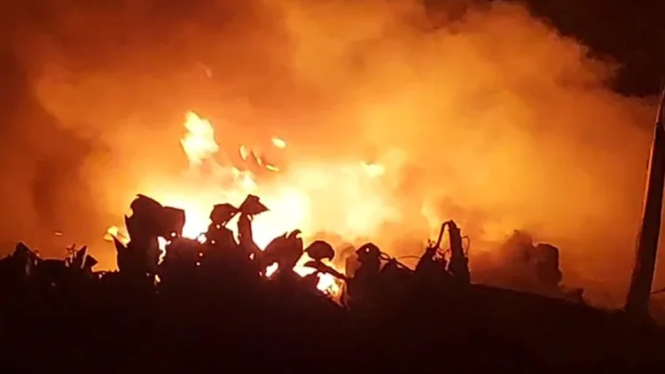 Lahan Penuh Ban Bekas Terbakar, Api Sulit Dipadamkan
