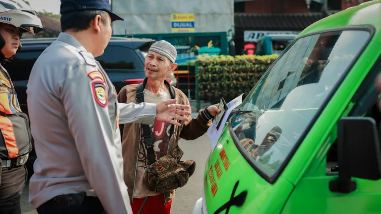 Angkot Tua Masih Nekat Membelah Kota